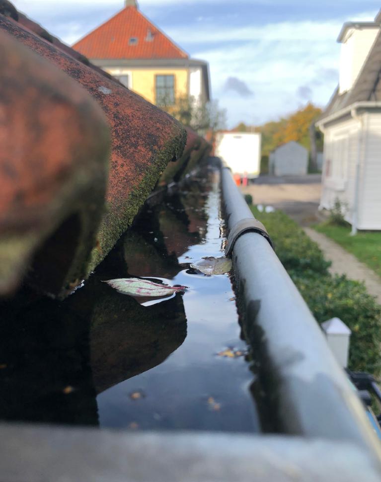 Verstopfte Dachrinne in Garbsen – Professionelle Reinigung und Befreiung der Regenrohre.