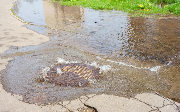 Akute Kanalverstopfung in Hannover – Wasser läuft aus Kanalschacht über.